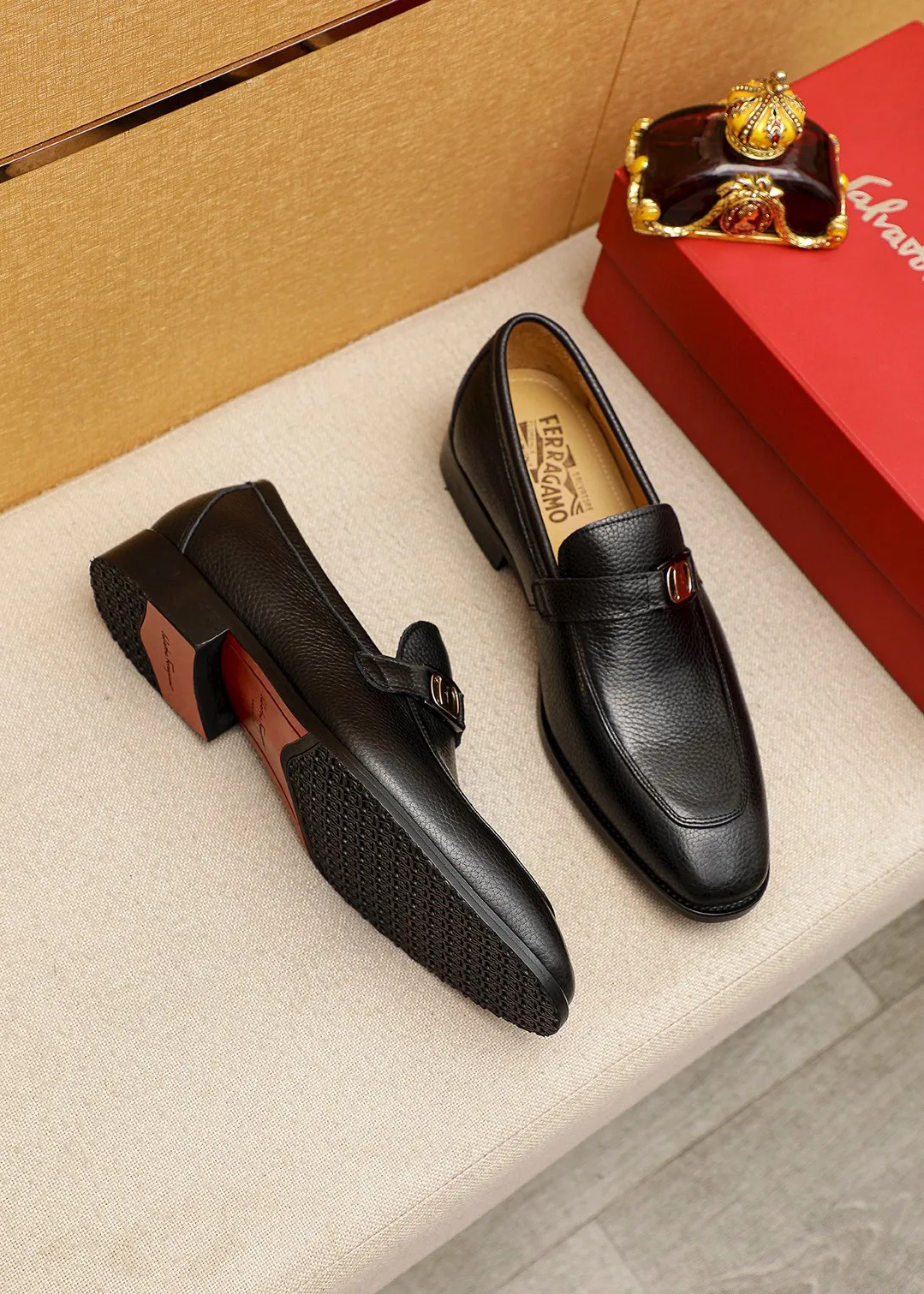 Men's shoes 💰460 💐 Product trademark: Ferragamo "Ferragamo" casual leather shoes Regular size: 38-44 (45.46🉑️customized) Product materials: Selected imported first-layer pebbled cowhide leather upper + luxury hardware buckle, imported water-dyed cowhide leather lining. Strong three-dimensional visual effect, original outsole color: 2 colors available